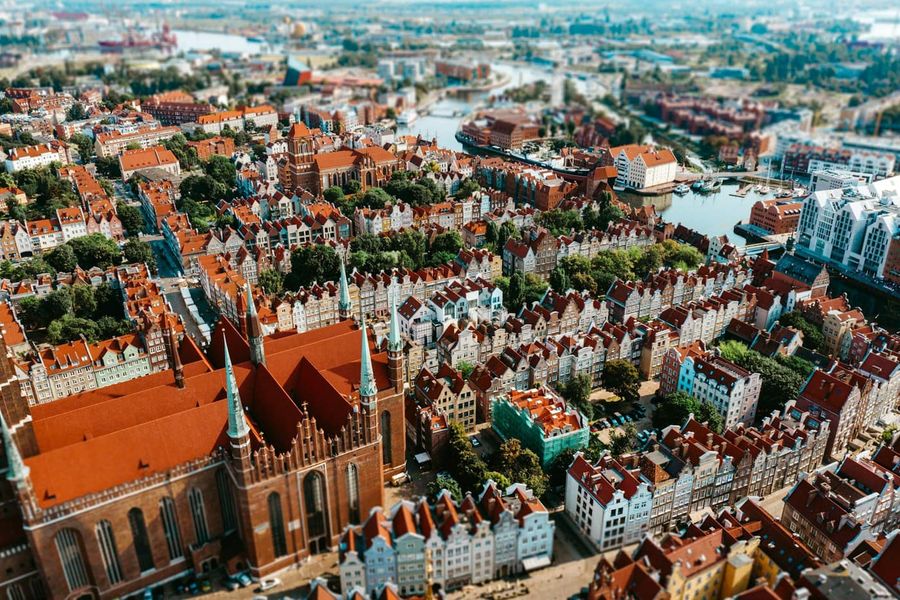 Widok z lotu ptaka na dachy Głównego Miasta w Gdańsku