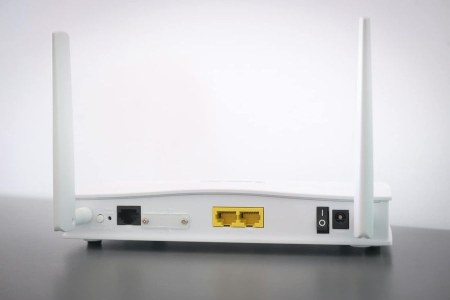Biały router z dwiema antenami, widok od strony gniazd