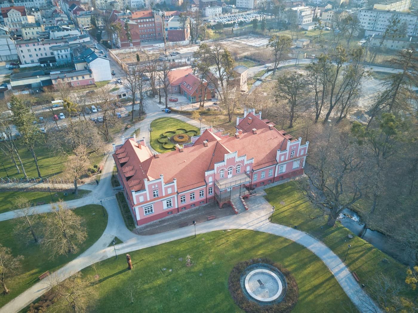 Widok z lotu ptaka na pałac z czerwonym dachem w parku w Wejherowie