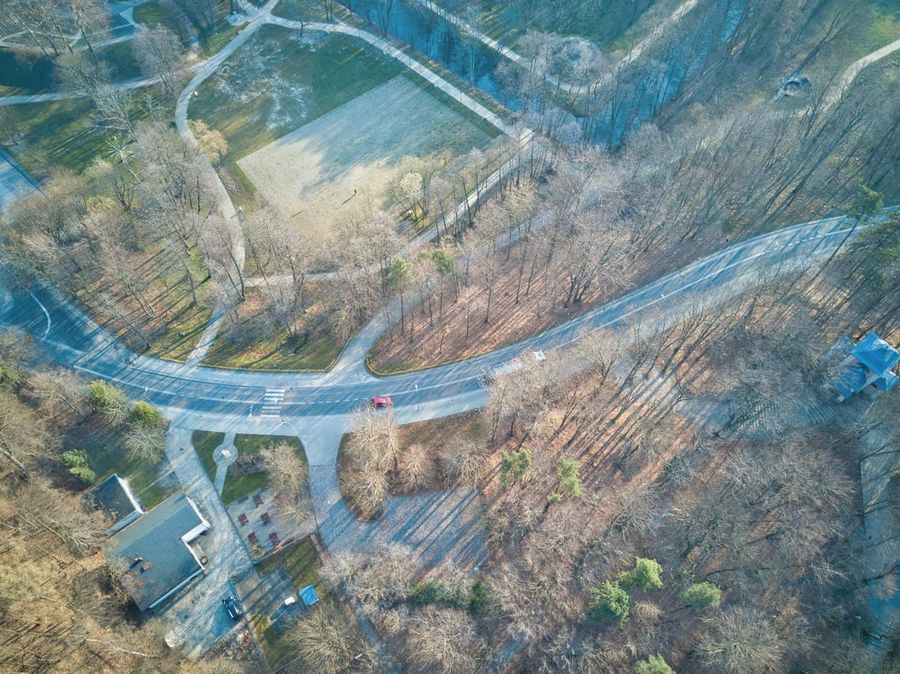 Widok z lotu ptaka na drogę wijącą się między drzewami w okolicach Wejherowa