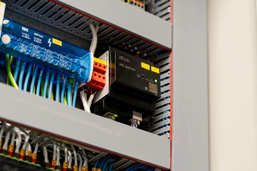 Wnętrze rozdzielnicy elektrycznej z modułami i przewodami
